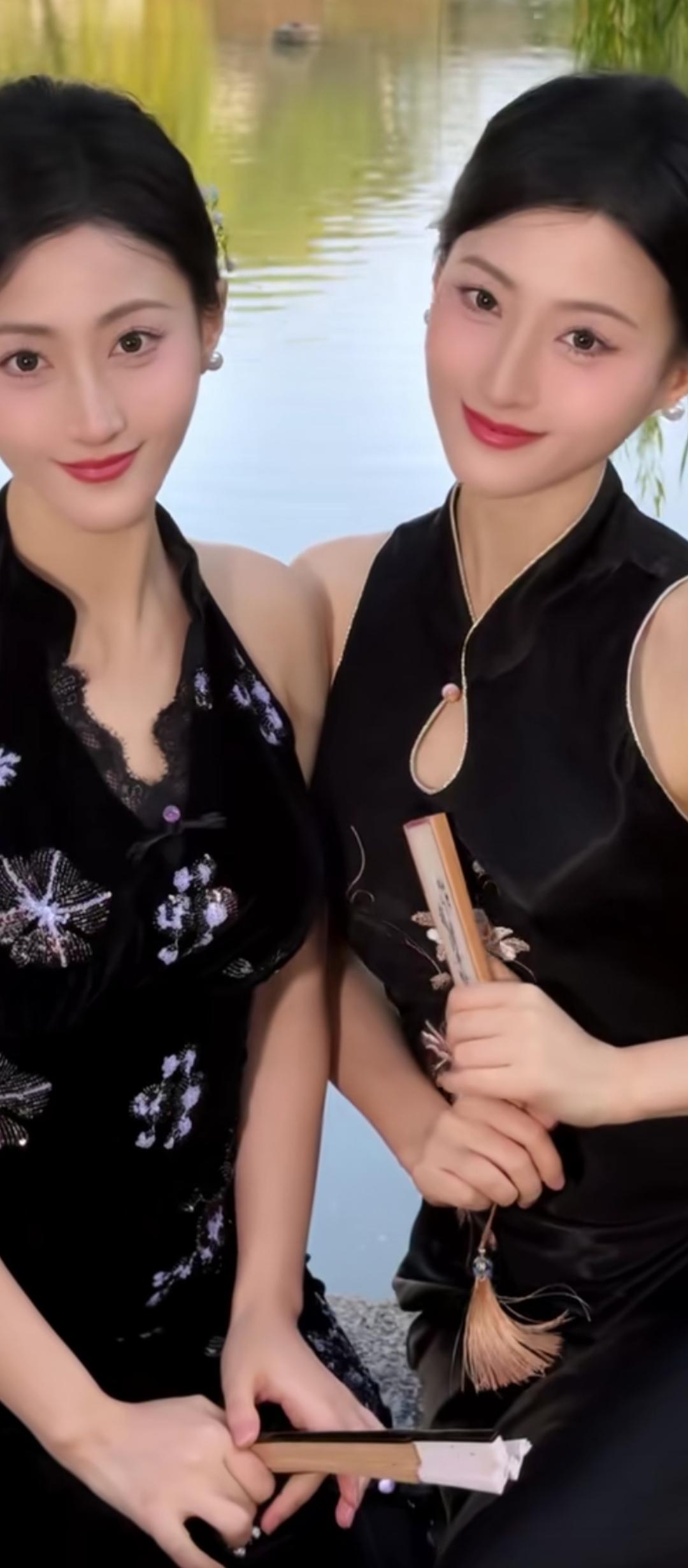 “黑衣姐妹花，古风韵味浓”🌸📖
