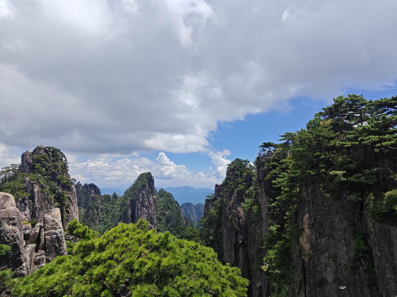 国庆节玩的开心，钱花的我肉疼！
去趟黄山，西安北到合肥来回高铁1040元，合肥南