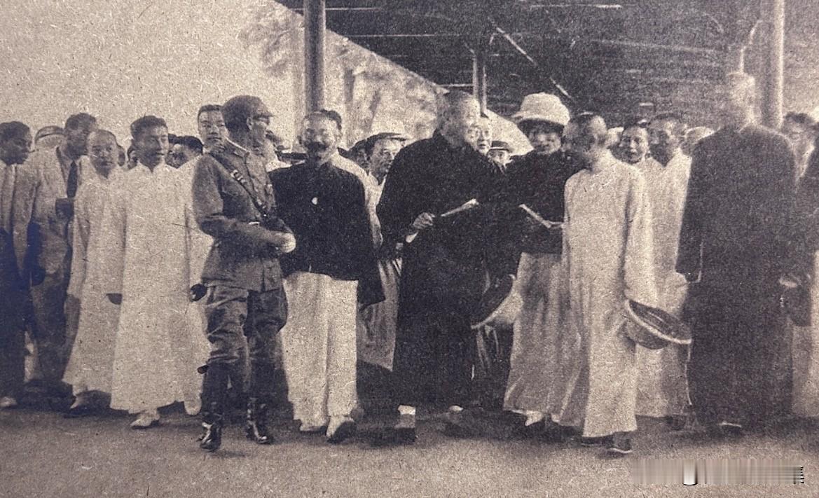 【老照片背后的故事148】
1937年，第二十九军军长宋哲元等官员认为可以通过外