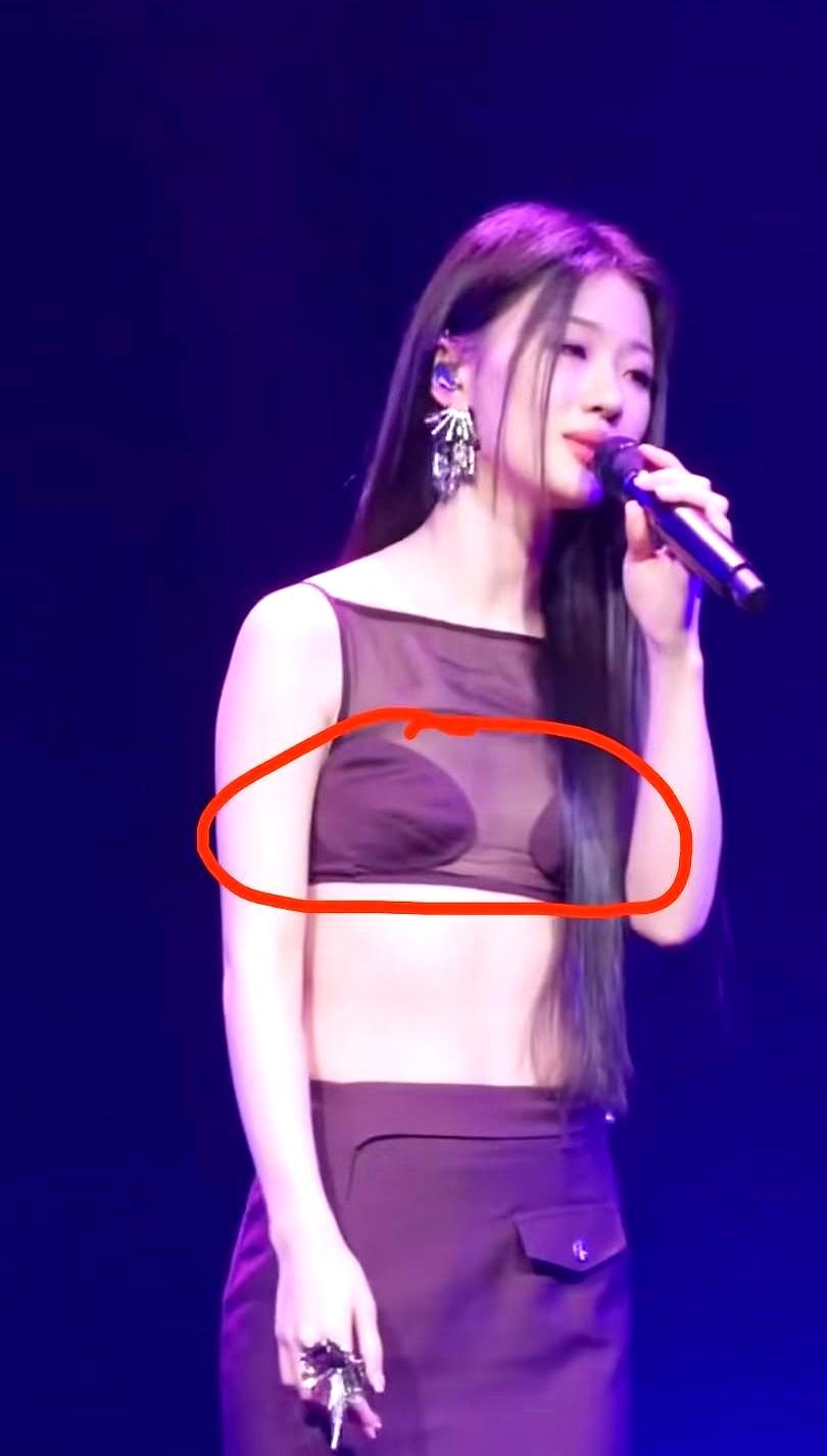 单依纯最近的舞台造型惹争议了，造型师被网友集体吐槽。
 

她穿了深棕色半透视吊