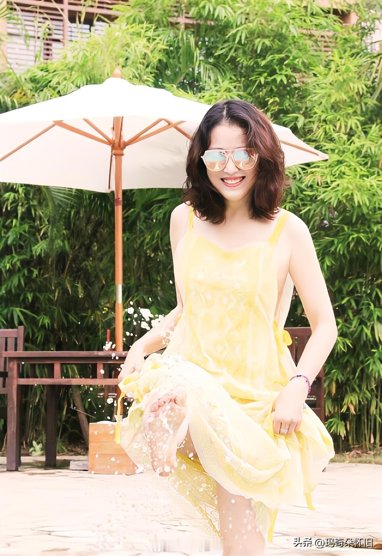 🎆港星女神周海媚👉翻到这组旧照直接惊到失语…51岁的周海媚提着鹅黄色吊带长裙