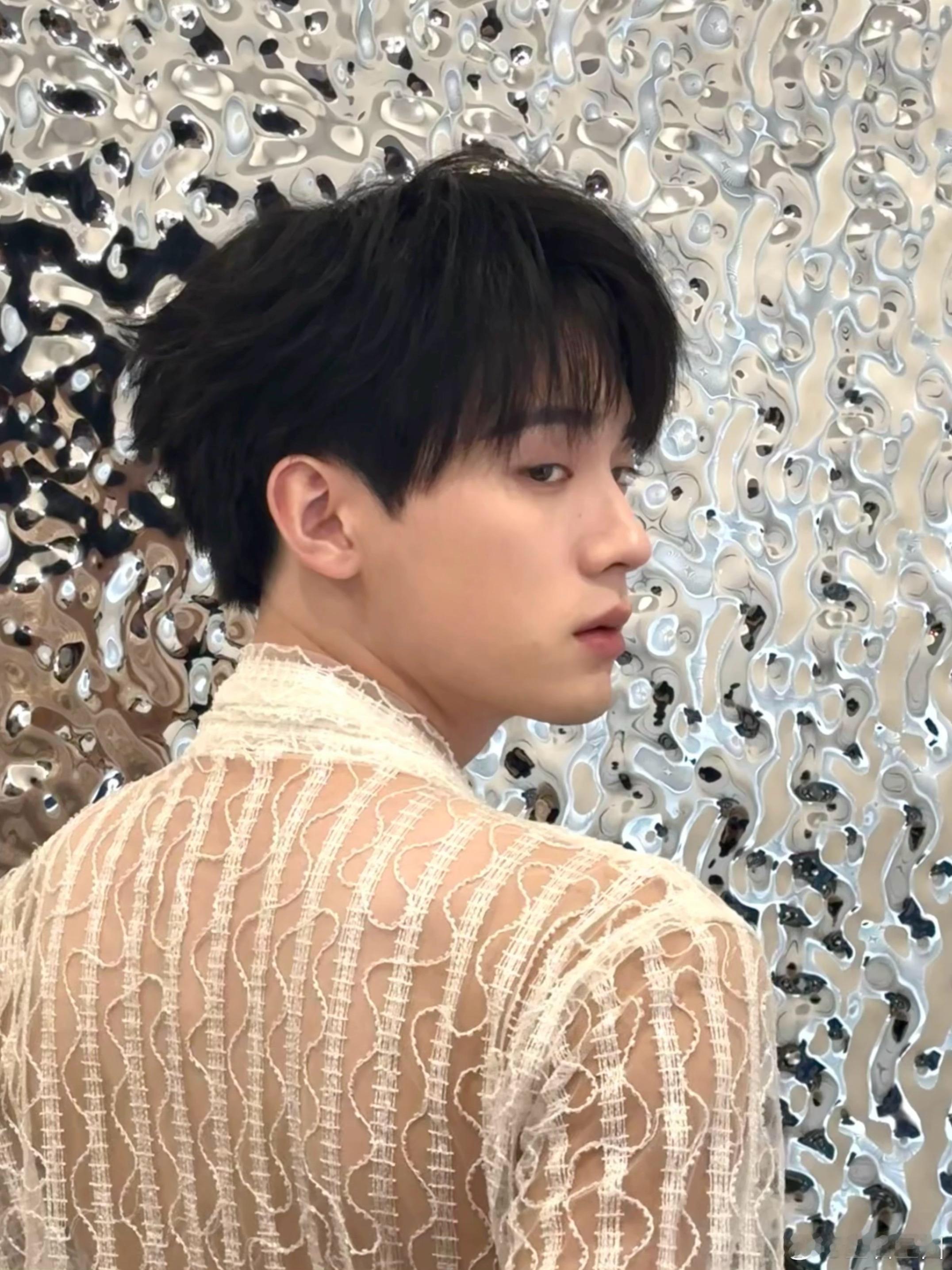 #周翊然自拍live花絮##工作室发的周翊然自拍花絮live# 周翊然工作室分享