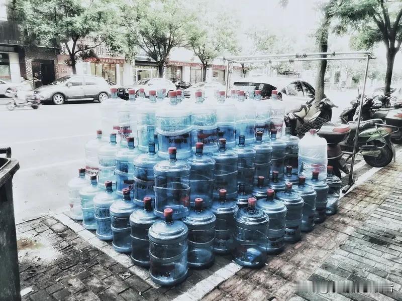 惊！长期喝桶装水，竟藏着这么多健康隐患！
       微塑料渗透、微生物滋生、