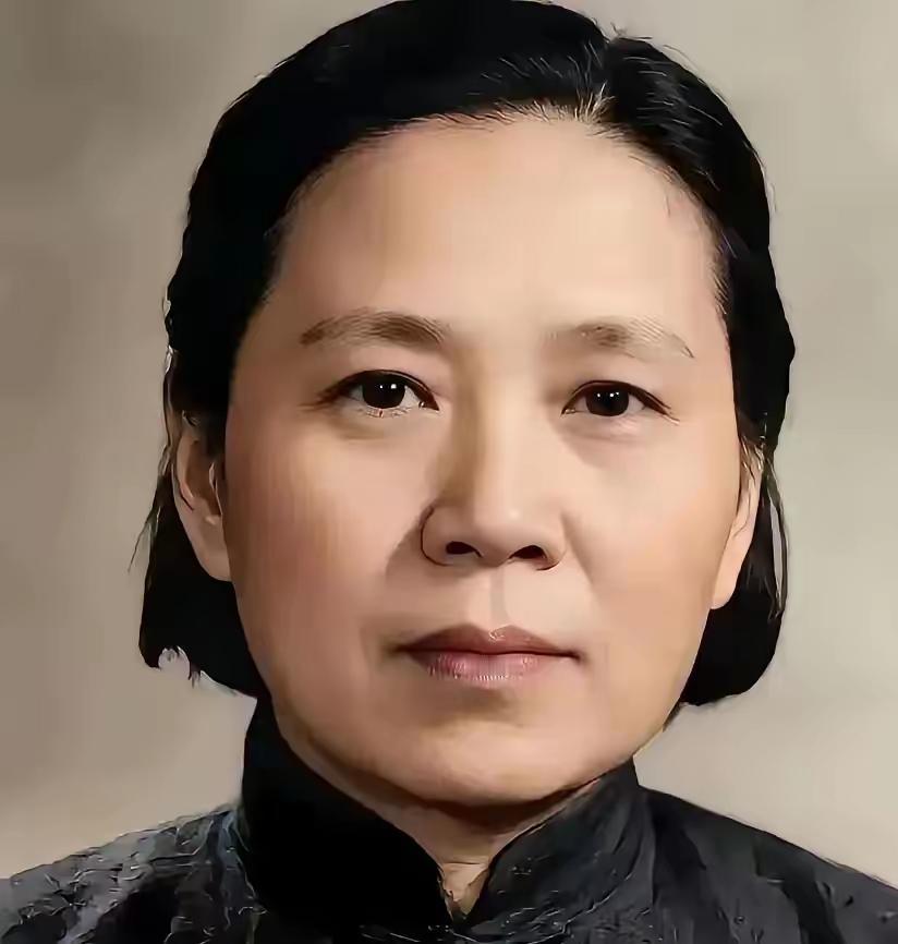 杨庆兰被陈赓找到时，正系着围裙在院子里晾衣服。她愣了愣，手上的水珠滴在棉布衫上，