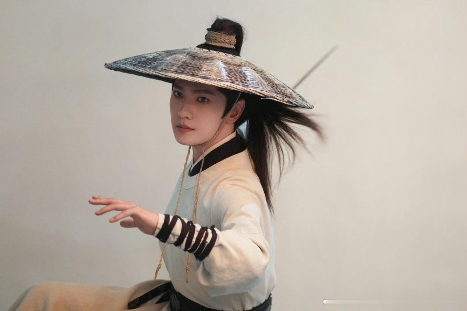 民国剧脱身与古装剧雨霖铃的巧合脱身里面有一个六爷位高权重，主演是陈坤。刚看完这部