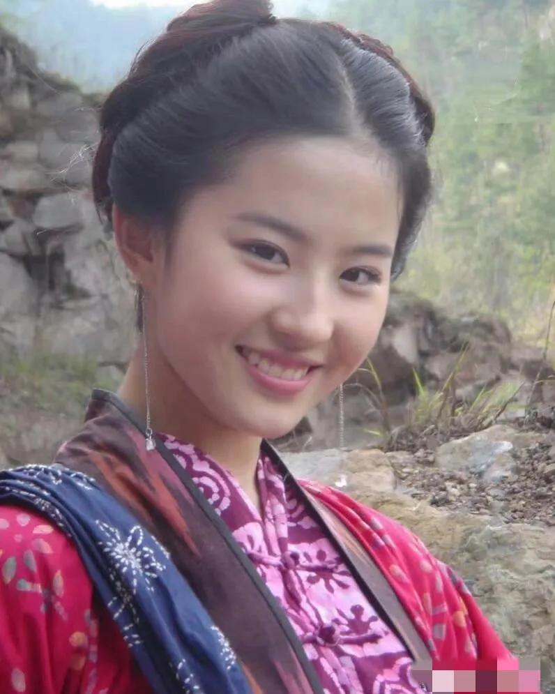 赵灵儿只有刘亦菲演的最好！仙女的仙，灵儿的灵！满满的回忆，刘亦菲的赵灵儿充满灵气
