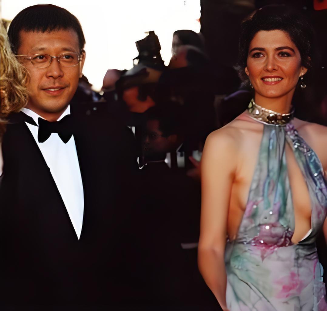 2006年，姜文和妻子周韵去法国探望女儿，女儿一脸怨气，冷冷地说：“爸爸，我讨厌