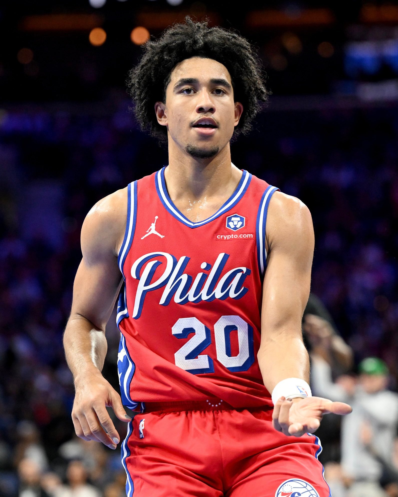 雷霆送出2026年来自火箭的首轮签+3个次轮签，从76人队交易来了麦凯恩3个次轮