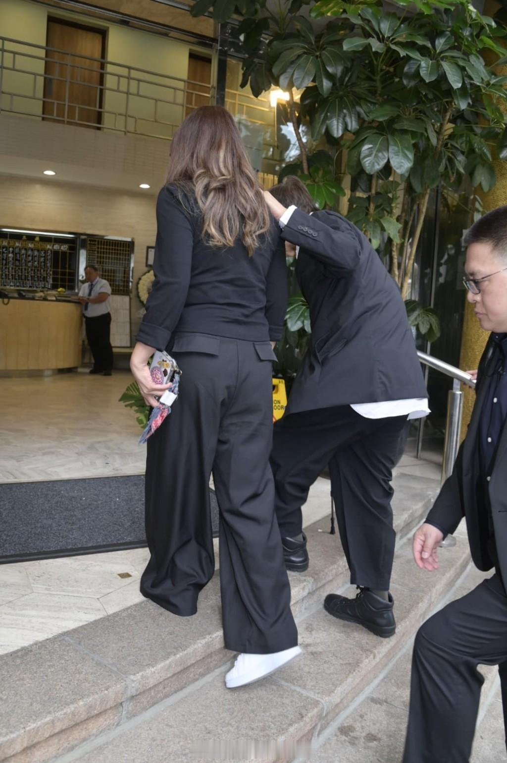 星岛：谷薇麗设灵 谷德昭憔悴拄拐杖送别胞姊女友林子萱频频拭泪 侄女谷祖琳强忍哀恸