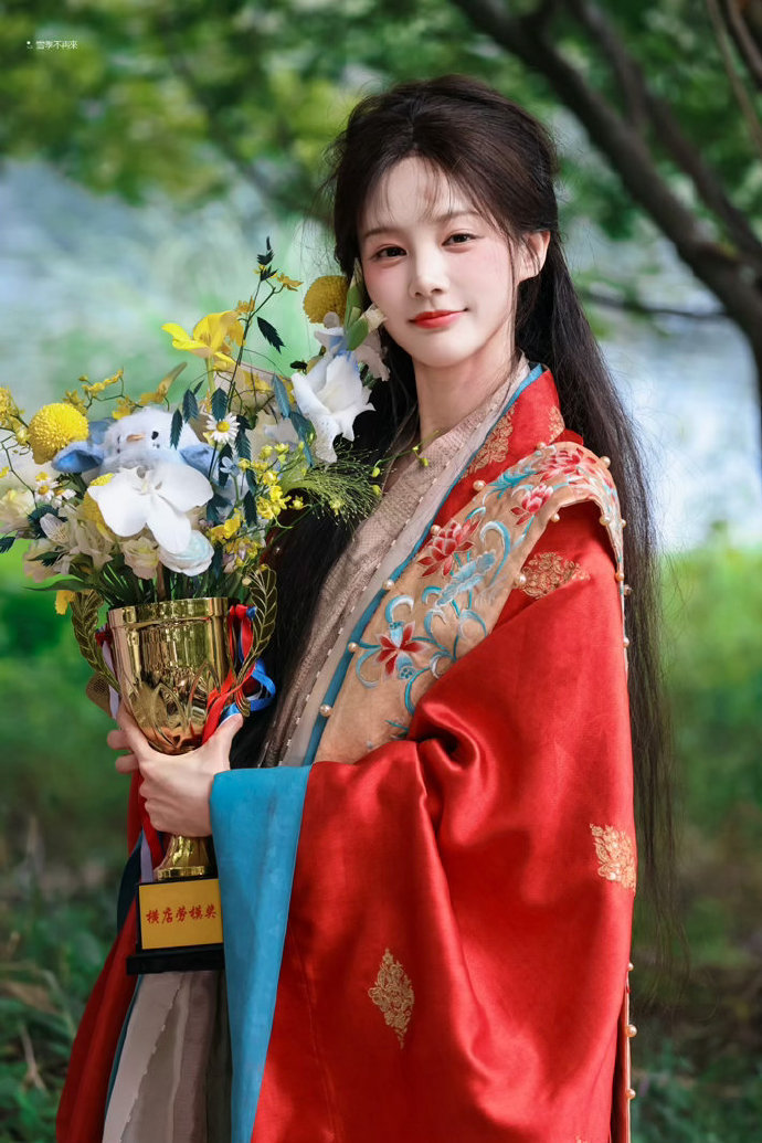 李一桐主动调整署名顺序李一桐响应剧集署名新规愿意跳出位次带来的虚名，自觉配合行业