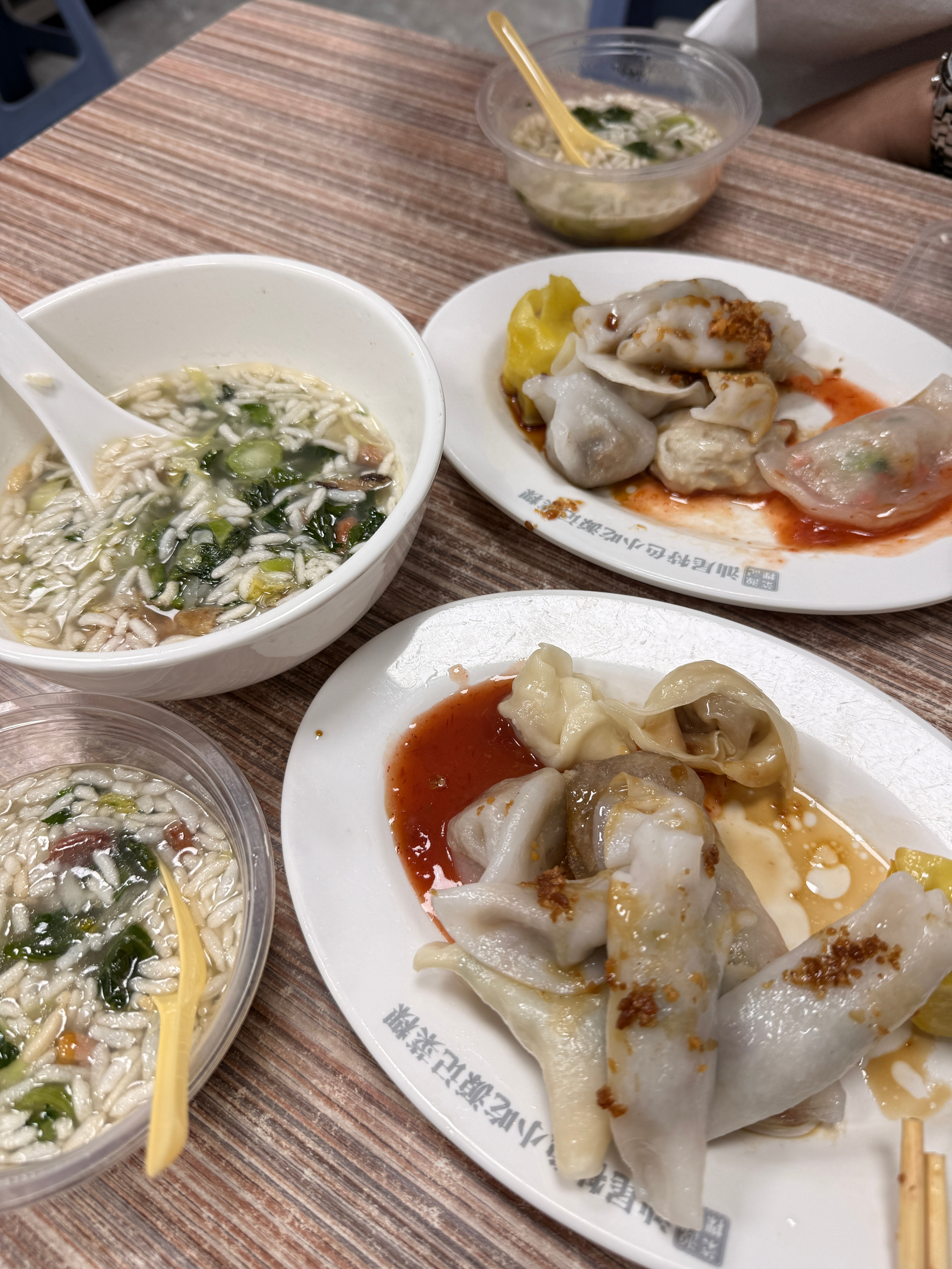 摄影师本地人带路，吃上正宗特色菜了，在汕尾随便喝口汤都有海鲜，你们报得出菜名吗 