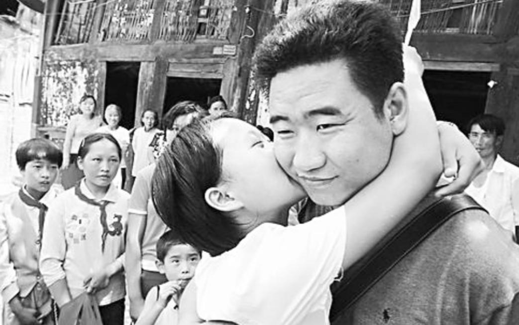 2005 年，歌手丛飞确诊胃癌晚期，再也撑不起高强度的商演和义演，只能停掉对 1