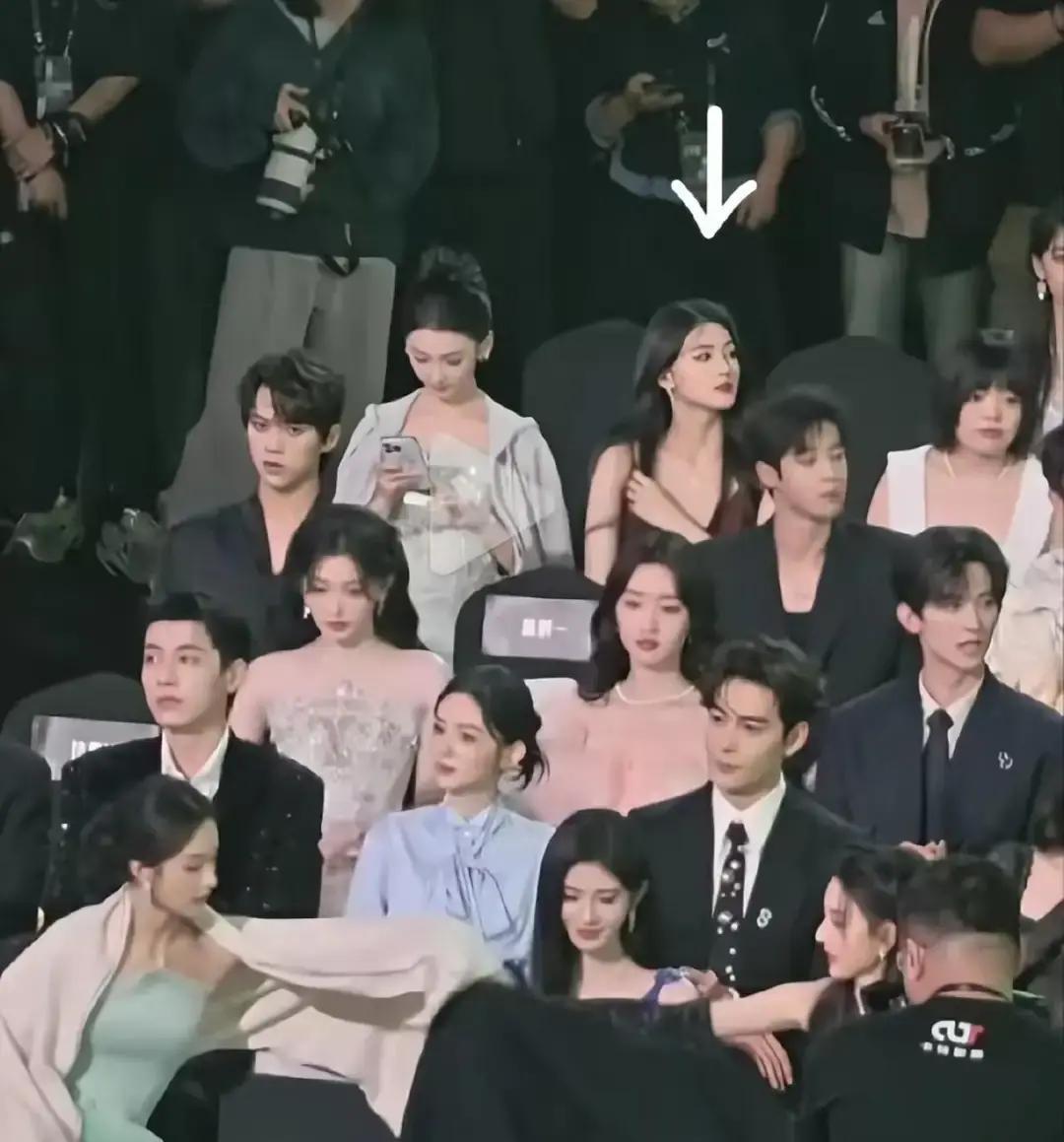 娱乐圈的门槛，正在被667分砸穿。
 
不是玩票。浙大顶尖分数段的毕业生，简历已