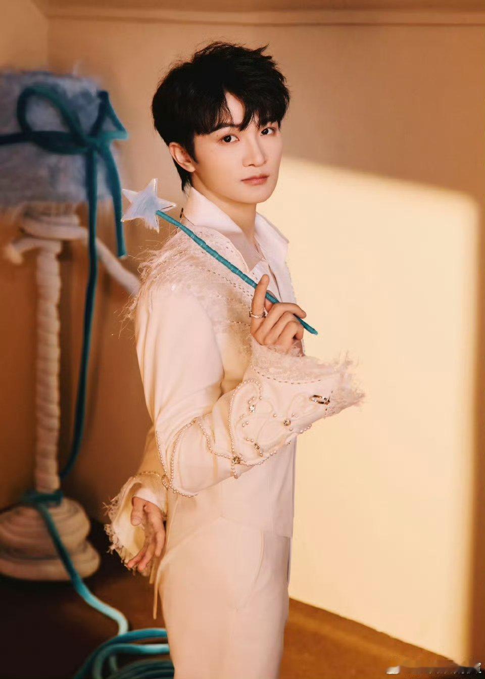 周深红发VOGUE封面周深红发亮相VOGUE MAN！全新的深深