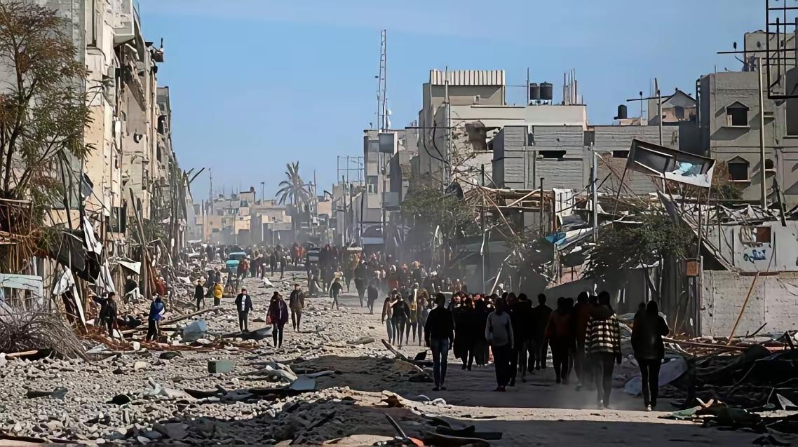 落后就要挨打，百年前，我们一直被西方列强侵略抢夺资源。
先辈们的不屈不挠，拿命换