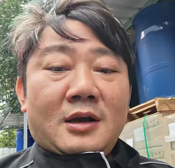 张雪干了件稀罕事：网友吐槽饭不香，他真把食堂主管换了。新主管一到，还回头谢大家出