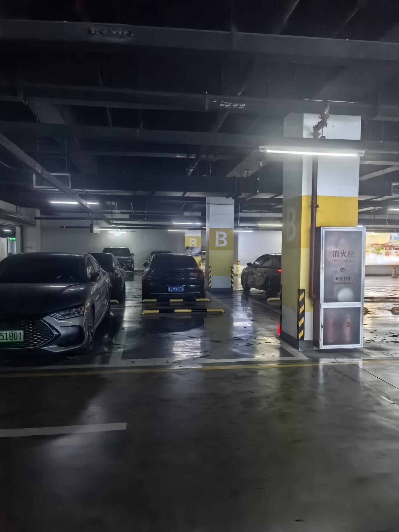 今晚去太原南站地库停车，忽然发觉空余车位多了不少。稍作思忖才反应过来，原来是取消