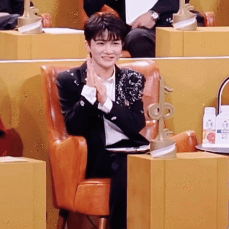 周深做歌手做导师都很权威 周深白毛衣登场，本以为是个温柔同学，没想到是超严格的导