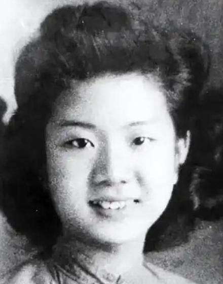 1949年，特务头子 毛森 ，抓捕了一个交际花小姐，审讯时，毛森用刀划开她的衣服