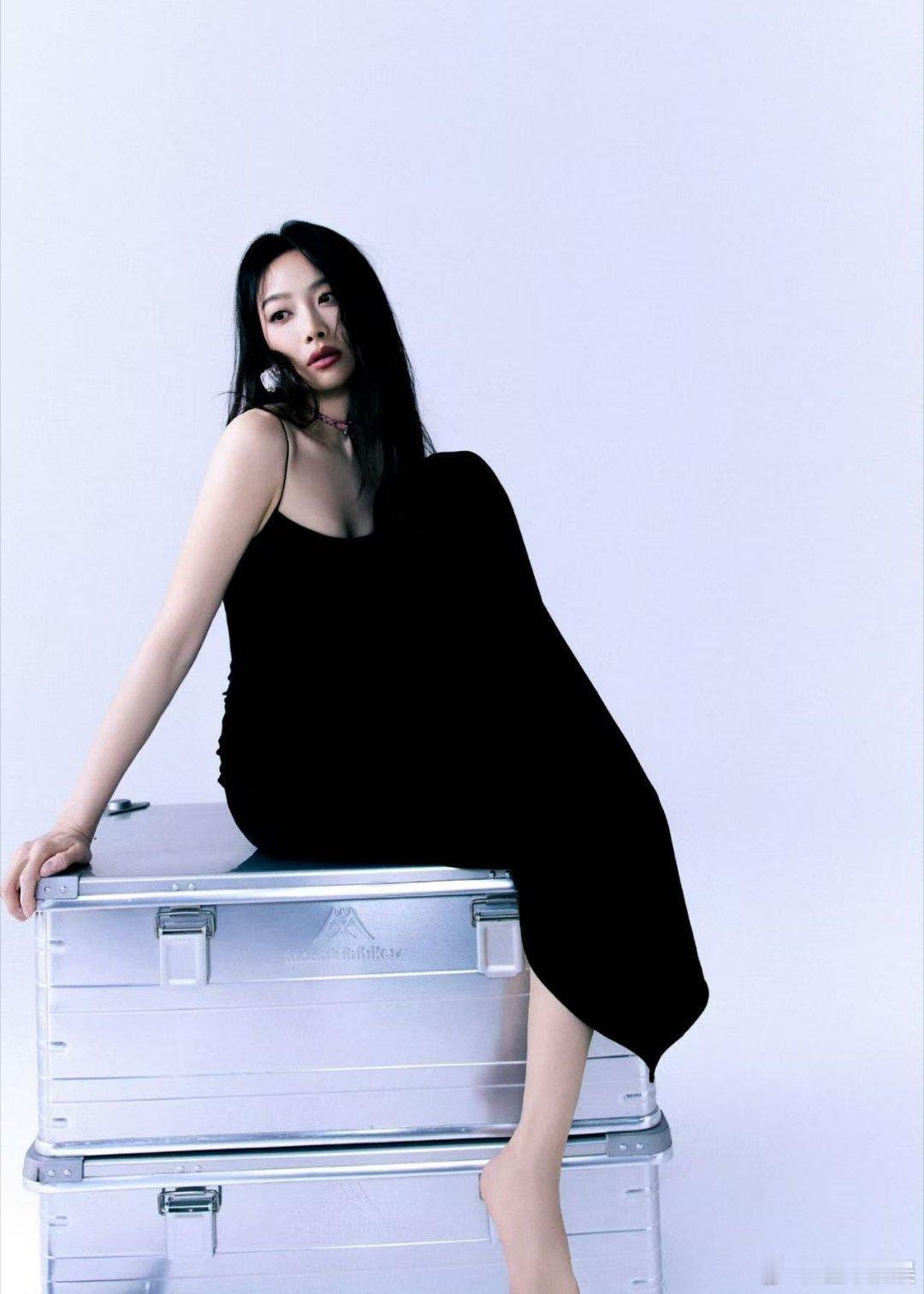 宋茜黑裙宋茜扣动扳机宋茜黑裙，美，美得毫不费力 ​​​