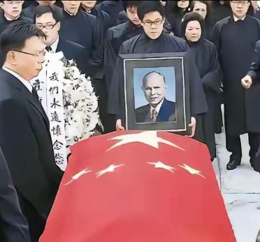 1950年，霍英东送给志愿军的货物被海盗劫持，他自己也被海盗用枪顶头，霍英东的呼