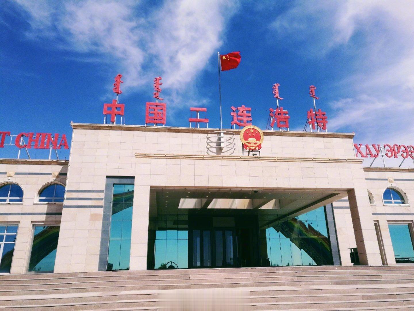从二连浩特口岸出境，就可以踏上蒙古国自驾之旅，一望无际的草原天路，地广人稀，往乌