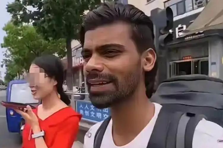 印度网红到中国母女家蹭饭，转头在外网贬低中国，网友一扒还是惯犯

一个印度网红到
