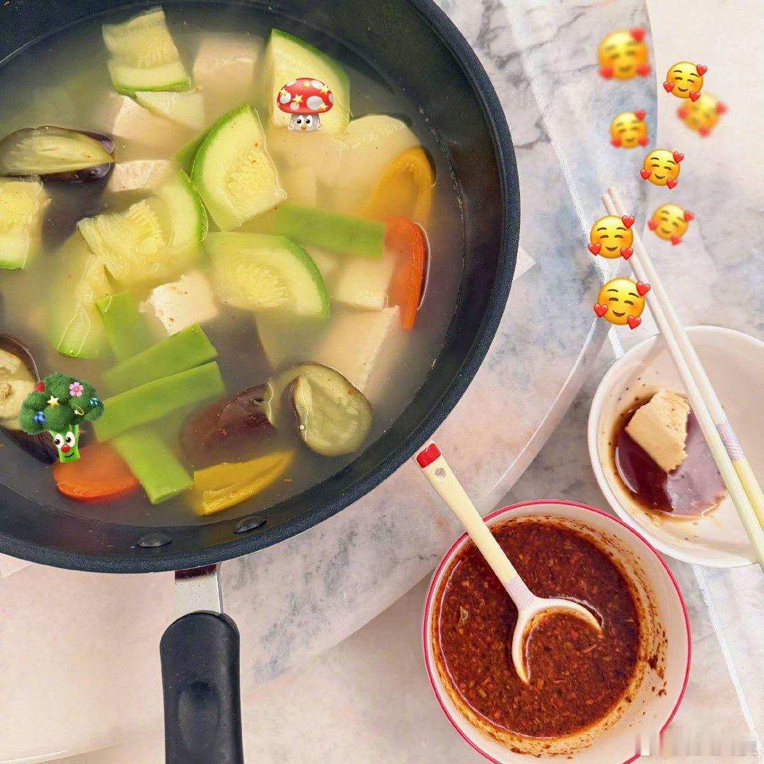 白鹿的晚餐水煮菜是其遵循“963饮食法则”进行身材管理的一部分。该法则将晚餐热量