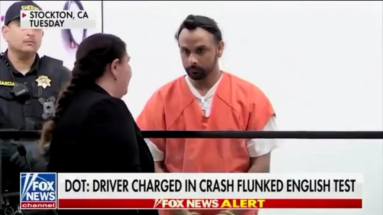 这么荒唐的事竟然发生在美国。

在佛州因违章发生交通事故导致三人死亡的印度卡车司