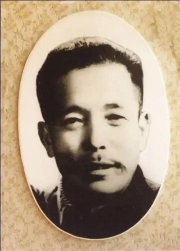 1955年，一个走江湖的男子故意让毒蛇咬自己的舌头，等蛇释放完毒素后，他一口咬下