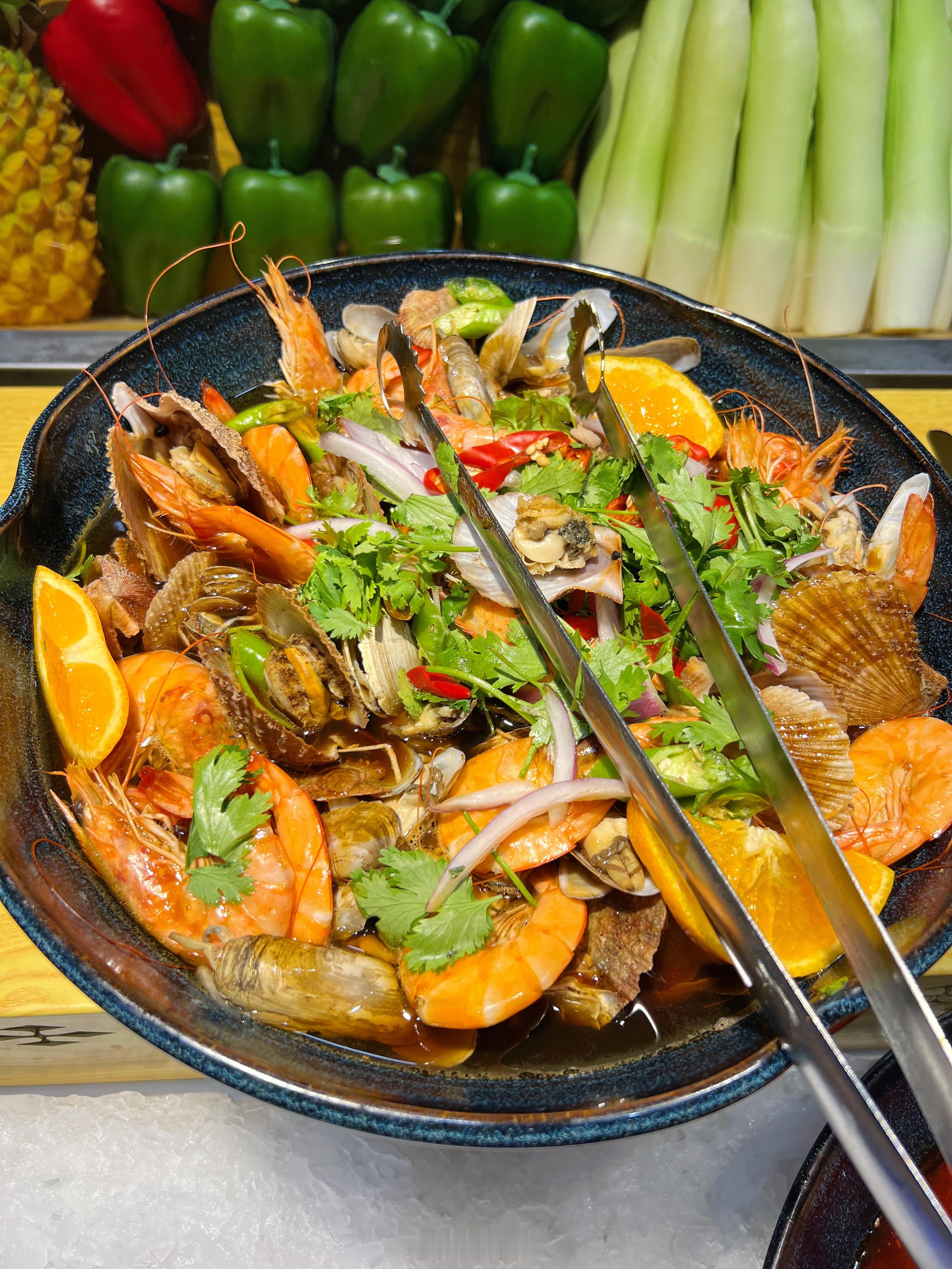 記錄吃喝日常[干饭人]发现了一家很宝藏的烧烤自助店[憧憬]，每桌都是火锅+烧烤的