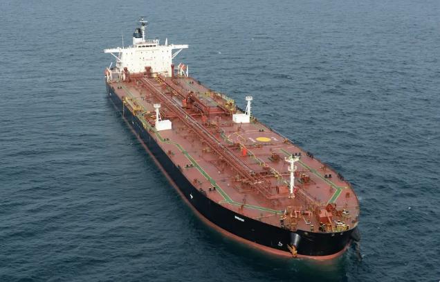 黑海凌晨突发“炸船”大戏！俄油轮遭无人艇“贴脸开大”，这锅谁来背。

2026年