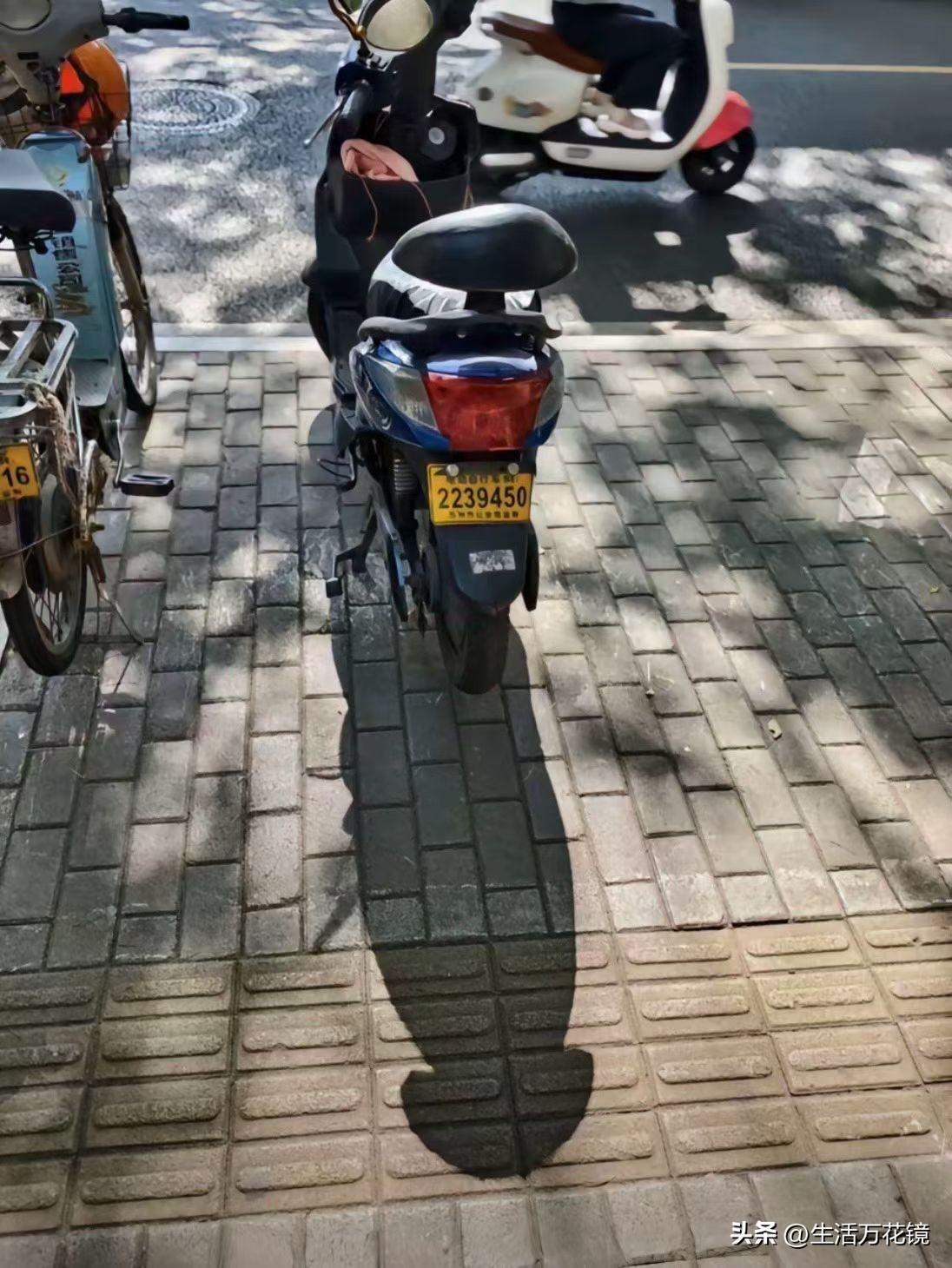 分享一张你认为最具烟火气的照片树荫下光照中的电动车，很深动。