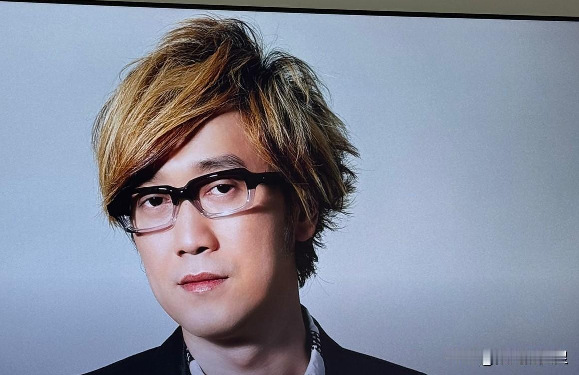 不得不说，喜欢的歌曲百听不厌。特别是周传雄演唱的《黄昏》，简直太好听了。
周传雄