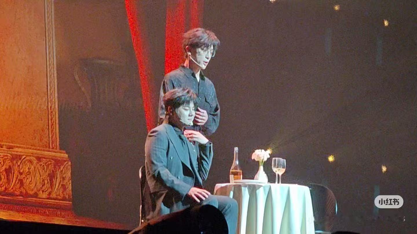 生活碎片全是萌点！慵懒坐姿配治愈笑容，小表情灵动又鲜活，随手记录的瞬间满是元气，