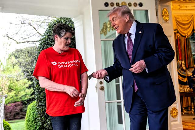 这是美国的头条新闻：

特朗普总统向送麦当劳至椭圆形办公室的 DoorDash 