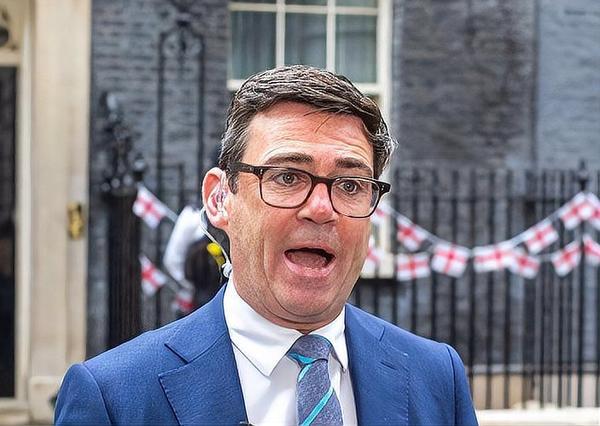 没想到英国新任首相伯纳姆上任后首个电话是打给泽连斯基，首个邀请到英国访问的还是泽