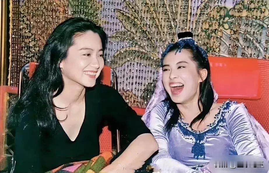两美女开口大笑，你知道笑得特别甜的美女是哪一位女演员吗？女星回忆 放得开的女演员