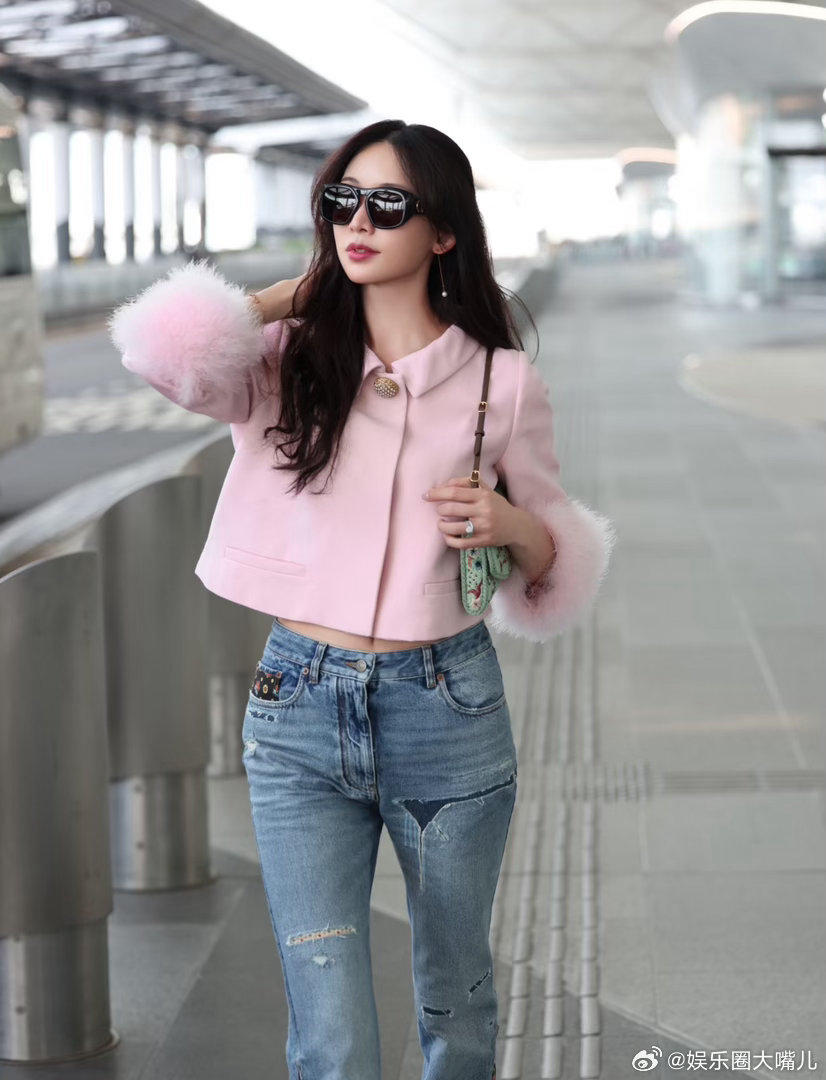 林志玲给工作人员看迷糊了 这个视频最绝的地方是真实，工作人员不是演出来的懵，是猝