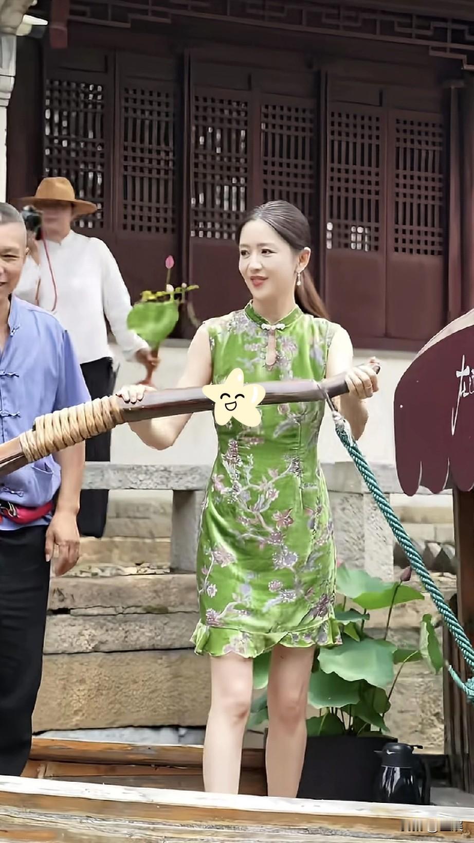 佟丽娅旗袍划船