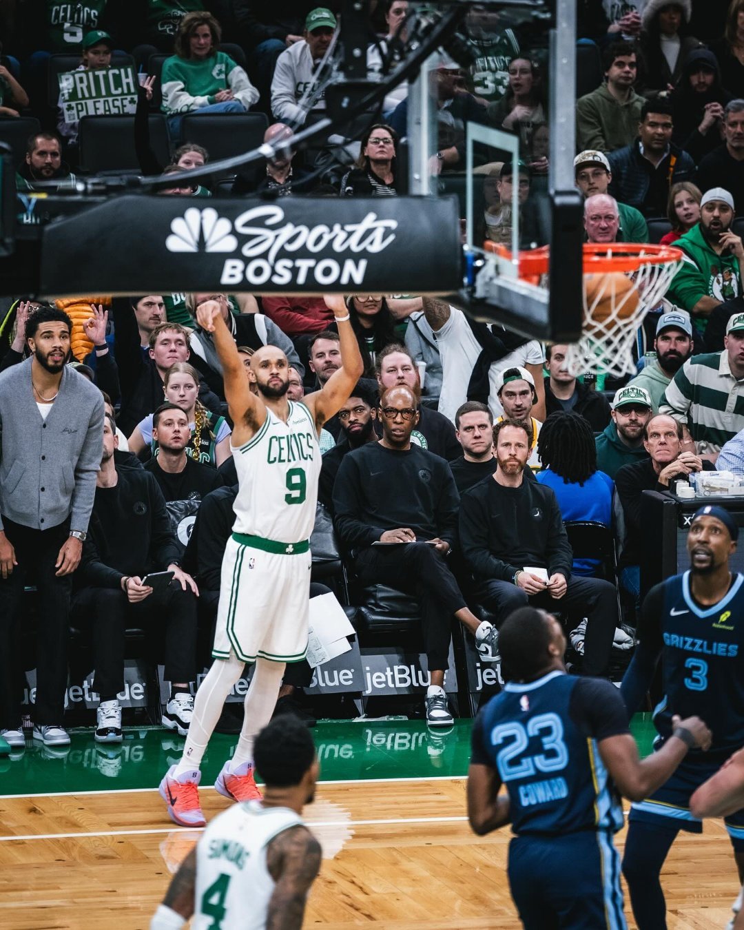 怀特接受采访时谈及赛季初和普里查德在投篮方面的挣扎时打趣说：“我觉得我和他一直在