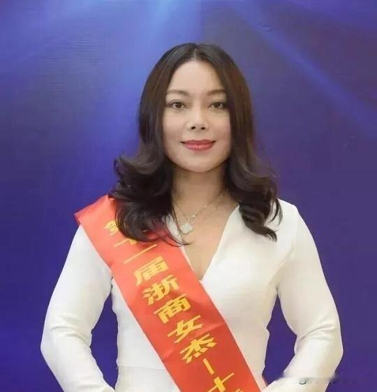 浙江阿波罗公司老板娘应儿怎样资助张雪创业发展，浙江阿波罗董事长应儿对张雪的资助并