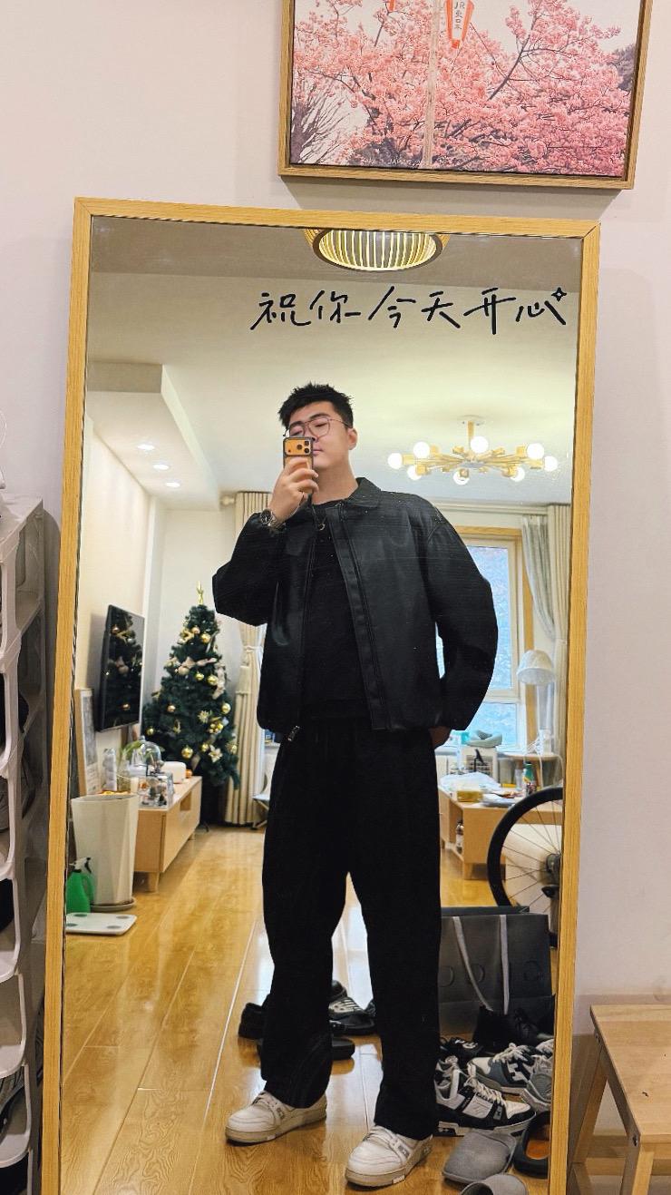 好男一身黑。