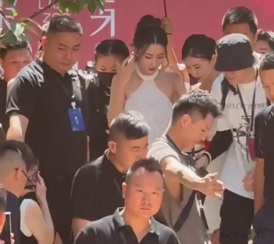 #张柏芝 现身重庆，出席某活动，44岁的她现在简直是女强人，她的世界里只有三个孩