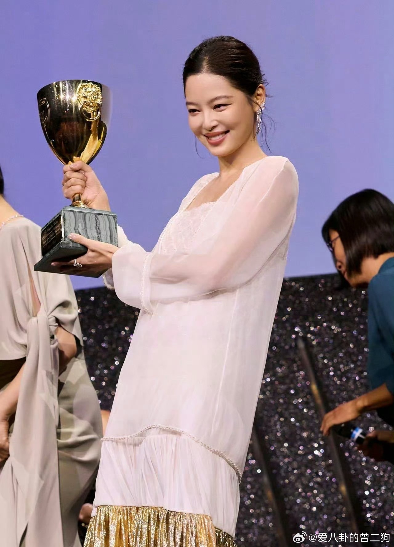 花少公开祝贺辛芷蕾第一人 真没必要盯着花少其他人啥时候公开祝贺辛芷蕾。20多天的