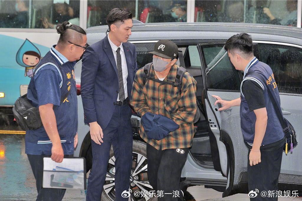 谢坤达一下飞机就被拘 ​​​据台媒22日报道，涉嫌逃兵役的谢坤达今早抵达桃园机场