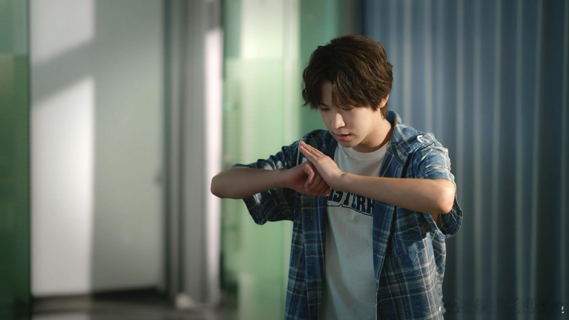 这把是大厂女孩的熟人局 这不仅是一部轻松有趣的剧，更是一场青春回忆的重温。看到他