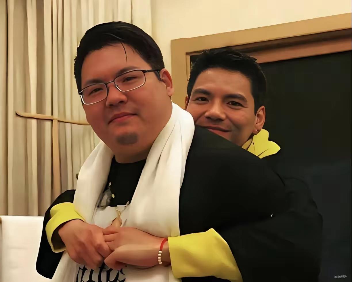 向佐这次是真急了，
对着镜头直接吼他爸妈：
“我弟有心理疾病，你们能不能别再网上