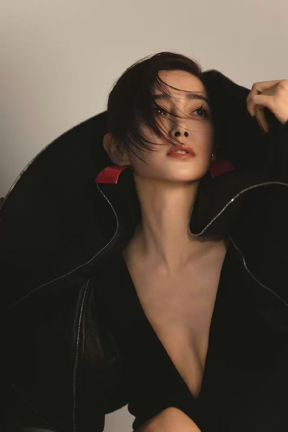 李冰冰三月三刊三副面孔 三月还没过完，李冰冰已经拿下了三个封面。关键是三本杂志三