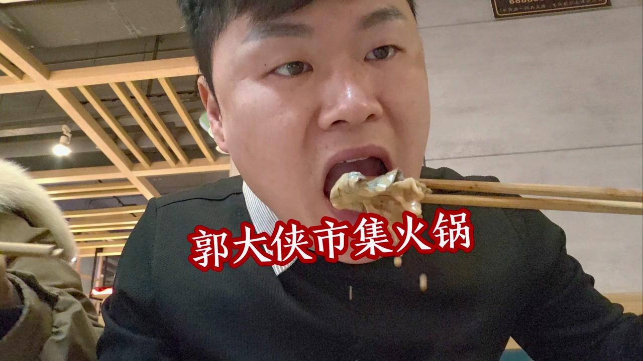 最先下的就是各种肉卷，羊肉卷、牛肉卷、乌鸡卷，下锅几秒就能吃，裹上麻酱一口下去，